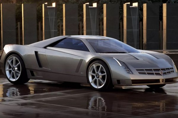 Стереотипът, че улегнал джентълмен на пенсионна възраст трябва да кара Cadillac, започва да губи актуалност преди около тридесет години. През първата половина на деветдесетте General Motors представя дръзкия седан Seville STS с усъвършенстван (особено за САЩ) 32-клапанов Northstar V8 с обем 4,6 л и мощност 300 к. с. Не спортна кола в пълния смисъл, но много добро приложение за бъдещето.
В началото на 2000-те години Cadillac са узрели за сериозни промени. Шасито със задвижване на предните колела започва да се заменя с класическа архитектура, а стареещият стил отстъпва на новия дизайнерски език на Art&Science. Времето за раждането на Cadillac Cien със средноразположен двигател се смята за най-подходящо и защото през 2002 г. марката отбеляза своя вековен юбилей и насрочва шоуто да съвпадне със знаменателна дата.